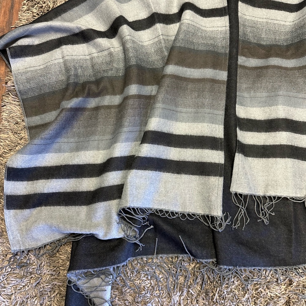 EINII Stylish Black and Gray Striped Poncho - Picture 5 of 9